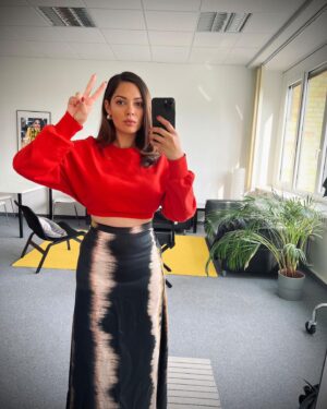Nilam Farooq Instagram - anzeige
✌🏼… eure Quiz-Maus ist noch nicht fertig… und wenn ihr auch noch Lust habt, dann könnt ihr jetzt Tickets für meine eigene Quiz Night am Montag, 12.9 ab 19h in Berlin mit @bumble_germany gewinnen! Drinks, Burger, Musik, Spiel, Spaß und Freude. Neue Menschen kennenlernen und ’nen schönen Abend haben. Das alles zum Start der neuen Eventserie #BumbleSaveTheDate. Infos wie ihr mitmachen könnt findet ihr im neuesten Post von @bumble_germany