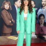 Nilam Farooq Instagram - Photodump. Das war so schön!!! Premieren in Köln und Berlin zu „Eingeschlossene Gesellschaft“ (Filmstart 14.4.) mit diesem unfassbaren Ensemble, für das ich sehr dankbar bin. 💚 - Glam by @_iman.eghbali_ mit @yslbeauty und @ghdhairde // Grüner Anzug @etro // Kleid @jonathansimkhai beides via @mytheresa.com // photo credit @andreas.rentz und @hinzgucker - und jetzt ab ins Kino, also nächste Woche!!!