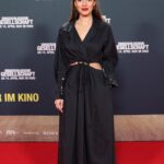 Nilam Farooq Instagram - Photodump. Das war so schön!!! Premieren in Köln und Berlin zu „Eingeschlossene Gesellschaft“ (Filmstart 14.4.) mit diesem unfassbaren Ensemble, für das ich sehr dankbar bin. 💚 - Glam by @_iman.eghbali_ mit @yslbeauty und @ghdhairde // Grüner Anzug @etro // Kleid @jonathansimkhai beides via @mytheresa.com // photo credit @andreas.rentz und @hinzgucker - und jetzt ab ins Kino, also nächste Woche!!!