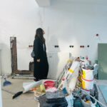Nilam Farooq Instagram - Seit einigen Woche erfüllt sich einer meiner größten Träume: Ich saniere. Es ist ein wiiiirklich wilder Ritt mit allen Emotionen, aber je mehr passiert desto glücklicher macht es mich und auch ein bisschen stolz. 🥹 Bin ganz doll dankbar für diese Erfahrung und Möglichkeit. Habt ihr schon mal gebaut, saniert oder im großen Stil renoviert? Würdet ihr?