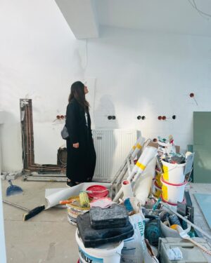 Nilam Farooq Instagram - Seit einigen Woche erfüllt sich einer meiner größten Träume: Ich saniere. Es ist ein wiiiirklich wilder Ritt mit allen Emotionen, aber je mehr passiert desto glücklicher macht es mich und auch ein bisschen stolz. 🥹 Bin ganz doll dankbar für diese Erfahrung und Möglichkeit. Habt ihr schon mal gebaut, saniert oder im großen Stil renoviert? Würdet ihr?