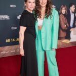 Nilam Farooq Instagram - Photodump. Das war so schön!!! Premieren in Köln und Berlin zu „Eingeschlossene Gesellschaft“ (Filmstart 14.4.) mit diesem unfassbaren Ensemble, für das ich sehr dankbar bin. 💚 - Glam by @_iman.eghbali_ mit @yslbeauty und @ghdhairde // Grüner Anzug @etro // Kleid @jonathansimkhai beides via @mytheresa.com // photo credit @andreas.rentz und @hinzgucker - und jetzt ab ins Kino, also nächste Woche!!!