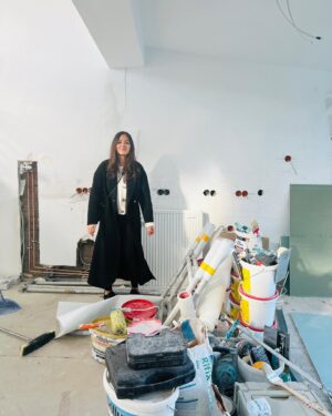 Nilam Farooq Instagram - Seit einigen Woche erfüllt sich einer meiner größten Träume: Ich saniere. Es ist ein wiiiirklich wilder Ritt mit allen Emotionen, aber je mehr passiert desto glücklicher macht es mich und auch ein bisschen stolz. 🥹 Bin ganz doll dankbar für diese Erfahrung und Möglichkeit. Habt ihr schon mal gebaut, saniert oder im großen Stil renoviert? Würdet ihr?