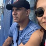 Nilam Farooq Instagram - Für Papa. du bist die letzten zwei Monate durch die Hölle gegangen und wir waren mit dir. Wir wären auch weiter mit dir durch jede Hölle gegangen und danach einmal um die Welt, so lange bis es wieder lebenswert für dich gewesen wäre. Wir müssen nicht vermuten, dass du glücklich warst, du hast es uns immer wieder gesagt. Wie sehr du Mama liebst, wie dankbar du für dieses Leben bist und wie stolz dich deine Kinder machen. Jede Woche hast du uns das gesagt. Ich weiß einfach nicht wie es gehen soll und ich vermisse dich so. Ich weiß nicht, wie ich die Tage in Zukunft schaffen soll an denen du in meiner glücklichsten Vorstellung immer dabei warst und eine Rolle gespielt hast. Ich hätte dir so gerne noch eine Freude mit ein paar Dingen in diesem Leben gemacht. Joni auch. Du weißt das und das tut am meisten weh. Wir dachten wir hätten noch oder zumindest wieder Zeit… Alles was du bist, bin ich. Ich sehe aus wie du. In jedem Leben und hätte ich noch 1000x Mal die Wahl, ich würde immer dich als meinen Papa aussuchen. Der stärkste, schlauste, respektvollste, toleranteste und dankbarste Mensch in meinem Leben, das reinste Herz und die schönste Seele - das bist du. Wenn das Wort Ehrenmann für jemanden erfunden wurde, dann für dich. Ich hoffe du bist in dem Paradies von dem du dein Leben lang geträumt und erzählt hast. Ich hoffe du bist stolz auf dich, dass du in dieser Welt bei niemandem Groll oder offene Rechnungen hinterlassen hast. Ich hoffe du passt auf Mama, Joni und mich und alle die dazugehören auf. Ich hoffe du hast deine alte Stärke zurück. Ich hoffe dein Leid hat ein Ende. Ich hoffe du hast deine Eltern und alle anderen wiedergetroffen. Ich hoffe du weißt, dass wir bis zur letzten Sekunde bei dir waren, bis zu deinem letzten Atemzug und für immer sein werden. Ich liebe dich über alles mein Papa und ich danke dir. Ich werde mich für immer fragen, wo du gerade bist und nach jedem Zeichen Ausschau halten. Du weißt nicht wie sehr es weh tut. Bis bald, mein Papa.