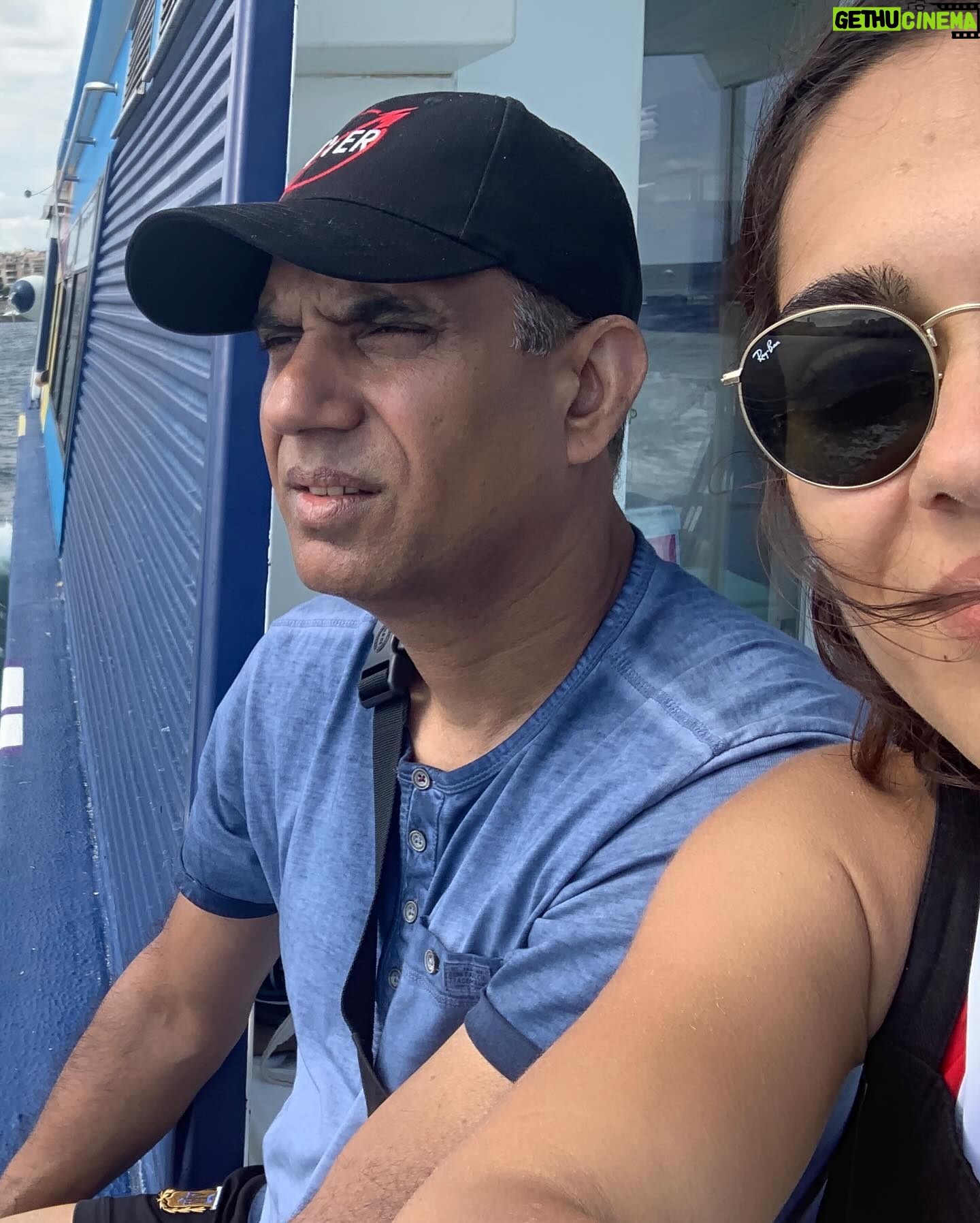 Nilam Farooq Instagram - Für Papa. du bist die letzten zwei Monate durch die Hölle gegangen und wir waren mit dir. Wir wären auch weiter mit dir durch jede Hölle gegangen und danach einmal um die Welt, so lange bis es wieder lebenswert für dich gewesen wäre. Wir müssen nicht vermuten, dass du glücklich warst, du hast es uns immer wieder gesagt. Wie sehr du Mama liebst, wie dankbar du für dieses Leben bist und wie stolz dich deine Kinder machen. Jede Woche hast du uns das gesagt. Ich weiß einfach nicht wie es gehen soll und ich vermisse dich so. Ich weiß nicht, wie ich die Tage in Zukunft schaffen soll an denen du in meiner glücklichsten Vorstellung immer dabei warst und eine Rolle gespielt hast. Ich hätte dir so gerne noch eine Freude mit ein paar Dingen in diesem Leben gemacht. Joni auch. Du weißt das und das tut am meisten weh. Wir dachten wir hätten noch oder zumindest wieder Zeit… Alles was du bist, bin ich. Ich sehe aus wie du. In jedem Leben und hätte ich noch 1000x Mal die Wahl, ich würde immer dich als meinen Papa aussuchen. Der stärkste, schlauste, respektvollste, toleranteste und dankbarste Mensch in meinem Leben, das reinste Herz und die schönste Seele - das bist du. Wenn das Wort Ehrenmann für jemanden erfunden wurde, dann für dich. Ich hoffe du bist in dem Paradies von dem du dein Leben lang geträumt und erzählt hast. Ich hoffe du bist stolz auf dich, dass du in dieser Welt bei niemandem Groll oder offene Rechnungen hinterlassen hast. Ich hoffe du passt auf Mama, Joni und mich und alle die dazugehören auf. Ich hoffe du hast deine alte Stärke zurück. Ich hoffe dein Leid hat ein Ende. Ich hoffe du hast deine Eltern und alle anderen wiedergetroffen. Ich hoffe du weißt, dass wir bis zur letzten Sekunde bei dir waren, bis zu deinem letzten Atemzug und für immer sein werden. Ich liebe dich über alles mein Papa und ich danke dir. Ich werde mich für immer fragen, wo du gerade bist und nach jedem Zeichen Ausschau halten. Du weißt nicht wie sehr es weh tut. Bis bald, mein Papa.
