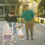 Nilam Farooq Instagram - Für Papa. du bist die letzten zwei Monate durch die Hölle gegangen und wir waren mit dir. Wir wären auch weiter mit dir durch jede Hölle gegangen und danach einmal um die Welt, so lange bis es wieder lebenswert für dich gewesen wäre. Wir müssen nicht vermuten, dass du glücklich warst, du hast es uns immer wieder gesagt. Wie sehr du Mama liebst, wie dankbar du für dieses Leben bist und wie stolz dich deine Kinder machen. Jede Woche hast du uns das gesagt. Ich weiß einfach nicht wie es gehen soll und ich vermisse dich so. Ich weiß nicht, wie ich die Tage in Zukunft schaffen soll an denen du in meiner glücklichsten Vorstellung immer dabei warst und eine Rolle gespielt hast. Ich hätte dir so gerne noch eine Freude mit ein paar Dingen in diesem Leben gemacht. Joni auch. Du weißt das und das tut am meisten weh. Wir dachten wir hätten noch oder zumindest wieder Zeit… Alles was du bist, bin ich. Ich sehe aus wie du. In jedem Leben und hätte ich noch 1000x Mal die Wahl, ich würde immer dich als meinen Papa aussuchen. Der stärkste, schlauste, respektvollste, toleranteste und dankbarste Mensch in meinem Leben, das reinste Herz und die schönste Seele - das bist du. Wenn das Wort Ehrenmann für jemanden erfunden wurde, dann für dich. Ich hoffe du bist in dem Paradies von dem du dein Leben lang geträumt und erzählt hast. Ich hoffe du bist stolz auf dich, dass du in dieser Welt bei niemandem Groll oder offene Rechnungen hinterlassen hast. Ich hoffe du passt auf Mama, Joni und mich und alle die dazugehören auf. Ich hoffe du hast deine alte Stärke zurück. Ich hoffe dein Leid hat ein Ende. Ich hoffe du hast deine Eltern und alle anderen wiedergetroffen. Ich hoffe du weißt, dass wir bis zur letzten Sekunde bei dir waren, bis zu deinem letzten Atemzug und für immer sein werden. Ich liebe dich über alles mein Papa und ich danke dir. Ich werde mich für immer fragen, wo du gerade bist und nach jedem Zeichen Ausschau halten. Du weißt nicht wie sehr es weh tut. Bis bald, mein Papa.