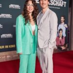Nilam Farooq Instagram - Photodump. Das war so schön!!! Premieren in Köln und Berlin zu „Eingeschlossene Gesellschaft“ (Filmstart 14.4.) mit diesem unfassbaren Ensemble, für das ich sehr dankbar bin. 💚 - Glam by @_iman.eghbali_ mit @yslbeauty und @ghdhairde // Grüner Anzug @etro // Kleid @jonathansimkhai beides via @mytheresa.com // photo credit @andreas.rentz und @hinzgucker - und jetzt ab ins Kino, also nächste Woche!!!