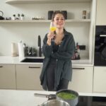 Nilam Farooq Instagram – Meine Küche ist fertig und ich habe zum ersten Mal darin gekocht. Eine Küche ohne Geräte ist nur eine halbe Küche – meine sind von @bauknecht_hausgeraete und ich
bin so begeistert davon, wie moderne Technologie das Leben um einiges leichter macht.
Dieses Reel ist in Kooperation mit Bauknecht entstanden und deshalb gibt es aktuell mit dem Code NILAM bis zum 1.Mai 15% Rabatt auf ausgewählte Produkte. Mehr Infos findet ihr auf bauknecht.de/aktionen/nilam
Spicy Chicken Bowl Rezept
Chicken
für die Panade: Mehl, Ei und Panko
Klebereis
für den Gurkensalat: Gurke, Essig, Öl, Salz, Zucker
Avocado mit Zitrone
Mais
Edamame
Sesam
Cocktailsoße
Sriracha
Hühnchen am Vortag oder einige Stunden vorher mit Gewürzen marinieren, spicy.
In Mehl, Ei und Panko panieren, kurz scharf anbraten und dann für ca. 10Min in den Ofen geben.
Gurke in Spiralen schneiden. Dressing zubereiten. Klebereis nach Anweisung kochen.
Edamame kochen. Avocado schneiden. Mit restlichen Zutaten und Soßen anrichten.
#bauknecht #neueküche #kücheninspiration #freiraum