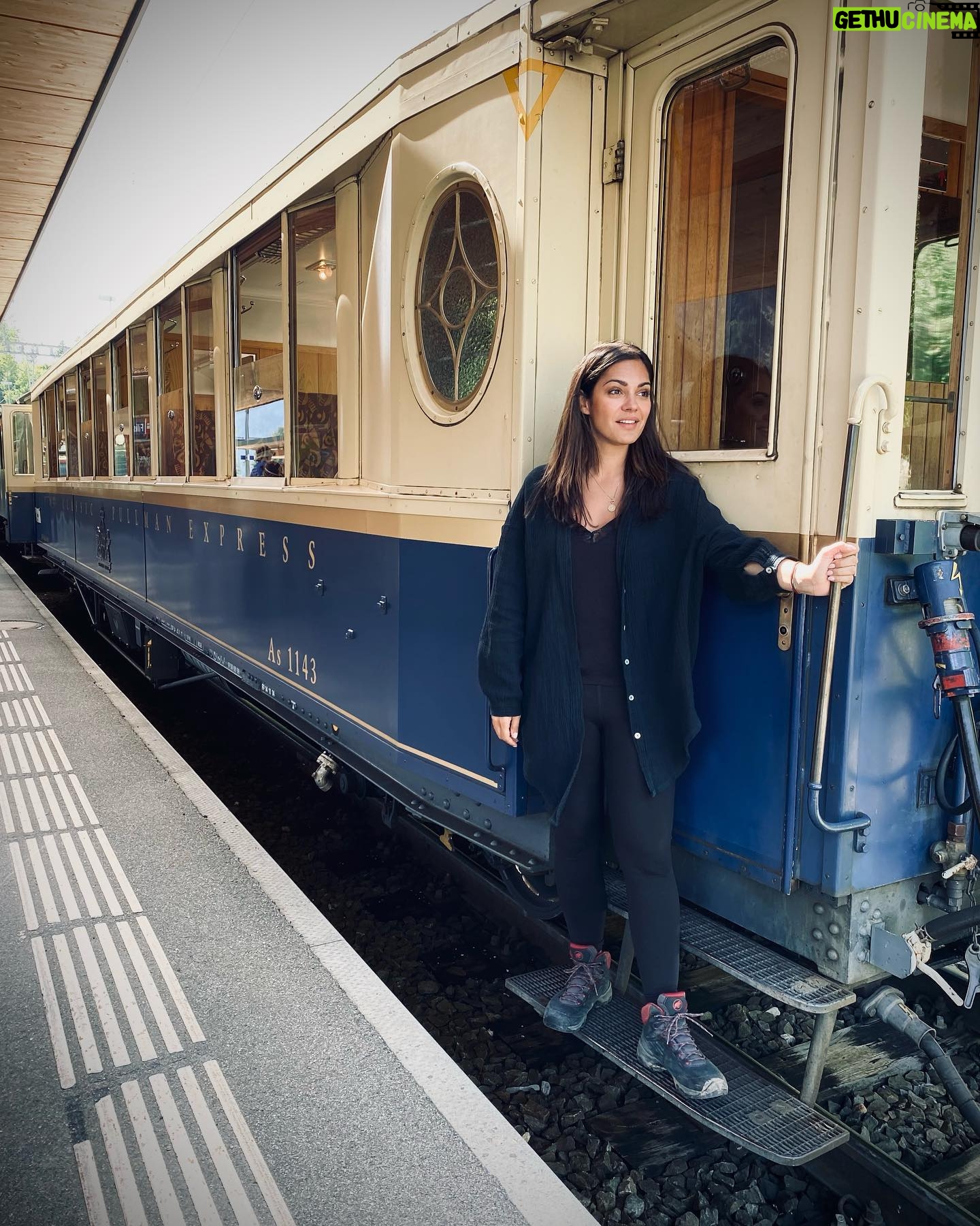 Nilam Farooq Instagram - anzeige Swiss photo dump 🇨🇭 1-3 Nostalgie Zug gefahren 🤩 4-5 Blumen bei schönster Wanderung gepflückt 💐 6-7 Glacier-Express genossen 🛤 Ihr findet jetzt auch ein Schweiz Highlight vom Trip auf meinem Profil, wo ihr quasi nochmal mitreisen könnt. Schon gesehen? :) #VERLIEBTindieSCHWEIZ