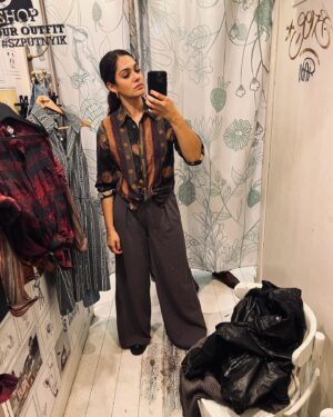 Nilam Farooq Instagram - Budapest dump. 1 szimpla kert 2 danube night cruise 3 market hall freak 4 hungarian specialities 5 thriftstoreing 6 kürtöskalács workshop 7 airbnb gone wrong 8 miles in budapest 9 best wine tasting 10 beer spa