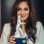 Nilam Farooq Instagram - ✨ BAYERISCHER FILMPREIS ✨ als beste Hauptdarstellerin für „Contra“ - unglaublich... im Leben hätte ich mir diese Auszeichnung nicht erträumt... bin unendlich dankbar. PS: Die ausgefallene After Show fordere ich hiermit offiziell ein, sobald wie wieder möglich, bitte - habe da was zu feiern!!!! ✨✨✨