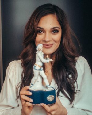 Nilam Farooq Instagram - ✨ BAYERISCHER FILMPREIS ✨ als beste Hauptdarstellerin für „Contra“ - unglaublich... im Leben hätte ich mir diese Auszeichnung nicht erträumt... bin unendlich dankbar.

PS: Die ausgefallene After Show fordere ich hiermit offiziell ein, sobald wie wieder möglich, bitte - habe da was zu feiern!!!! 

✨✨✨