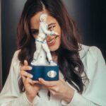 Nilam Farooq Instagram - ✨ BAYERISCHER FILMPREIS ✨ als beste Hauptdarstellerin für „Contra“ - unglaublich... im Leben hätte ich mir diese Auszeichnung nicht erträumt... bin unendlich dankbar. PS: Die ausgefallene After Show fordere ich hiermit offiziell ein, sobald wie wieder möglich, bitte - habe da was zu feiern!!!! ✨✨✨