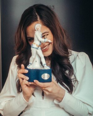 Nilam Farooq Instagram - ✨ BAYERISCHER FILMPREIS ✨ als beste Hauptdarstellerin für „Contra“ - unglaublich... im Leben hätte ich mir diese Auszeichnung nicht erträumt... bin unendlich dankbar.

PS: Die ausgefallene After Show fordere ich hiermit offiziell ein, sobald wie wieder möglich, bitte - habe da was zu feiern!!!! 

✨✨✨