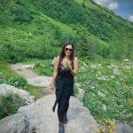 Nilam Farooq Instagram - anzeige Swiss photo dump 🇨🇭 1-3 Nostalgie Zug gefahren 🤩 4-5 Blumen bei schönster Wanderung gepflückt 💐 6-7 Glacier-Express genossen 🛤 Ihr findet jetzt auch ein Schweiz Highlight vom Trip auf meinem Profil, wo ihr quasi nochmal mitreisen könnt. Schon gesehen? :) #VERLIEBTindieSCHWEIZ