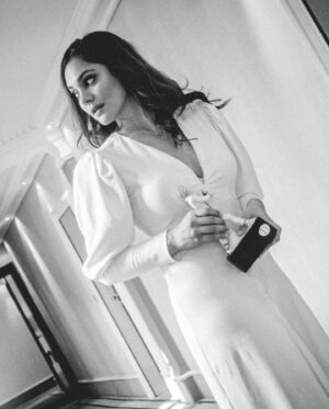 Nilam Farooq Instagram - ✨ BAYERISCHER FILMPREIS ✨ als beste Hauptdarstellerin für „Contra“ - unglaublich... im Leben hätte ich mir diese Auszeichnung nicht erträumt... bin unendlich dankbar.

PS: Die ausgefallene After Show fordere ich hiermit offiziell ein, sobald wie wieder möglich, bitte - habe da was zu feiern!!!! 

✨✨✨