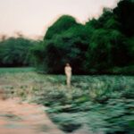 Nilusi Nissanka Instagram - Les amis… Mon nouveau single « Leave a message » et le clip sortiront le 31/05. Je n’ai pas les mots. Merci d’être là, merci pour votre patience. On y retourne ensemble, enfin. 🫂 Le lien de précommande est dans ma bio!