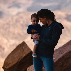 Nina Caprez Instagram - Love being a mama. Life is just so much sweeter since! 🥰

📸 @jeremy_bernard_photography 
@arcteryx @andreabasecamp