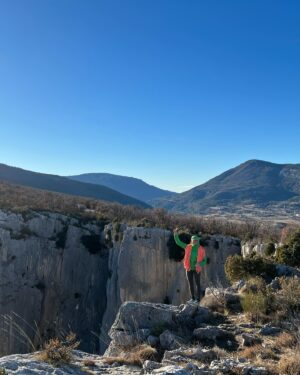 Nina Caprez Instagram - Sometimes it feels good to be back in the good old gypsy climbing lifestyle. Verdon gorges seems ideal! 4 days, 4 climbing routes and classics I had in mind since a while:
« Fete des nerfs, Ula, la demande »

Papa @jeremy_bernard_photography is at work, Lia’s making holidays at grand parents and mama Nina with au- paire @pauline.mhe moving on rocks all day in the sun.
Life is good. Crocs roses for ever!

#multipitchclimbing #verdonwithlove @petzl_official @arcteryx @scarpaspa