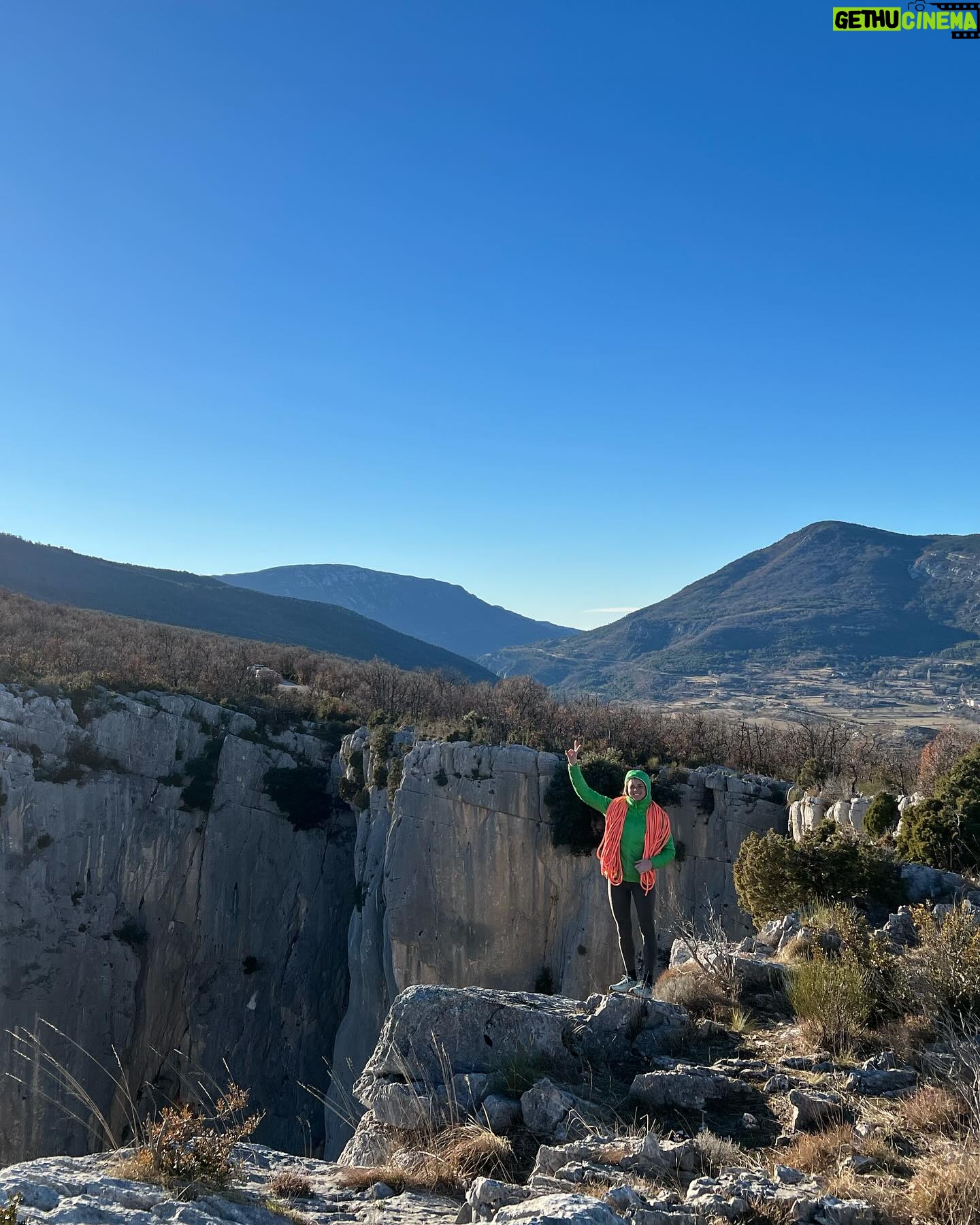 Nina Caprez - 2.1K Likes - Sometimes it feels good to be back in the good old gypsy climbing lifestyle. Verdon gorges seems ideal! 4 days, 4 climbing routes and classics I had in mind since a while:
« Fete des nerfs, Ula, la demande »
Papa @jeremy_bernard_photography is at work, Lia’s making holidays at grand parents and mama Nina with au- paire @pauline.mhe moving on rocks all day in the sun.
Life is good. Crocs roses for ever!
#multipitchclimbing #verdonwithlove @petzl_official @arcteryx @scarpaspa