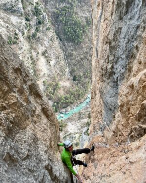 Nina Caprez Instagram - Sometimes it feels good to be back in the good old gypsy climbing lifestyle. Verdon gorges seems ideal! 4 days, 4 climbing routes and classics I had in mind since a while:
« Fete des nerfs, Ula, la demande »

Papa @jeremy_bernard_photography is at work, Lia’s making holidays at grand parents and mama Nina with au- paire @pauline.mhe moving on rocks all day in the sun.
Life is good. Crocs roses for ever!

#multipitchclimbing #verdonwithlove @petzl_official @arcteryx @scarpaspa