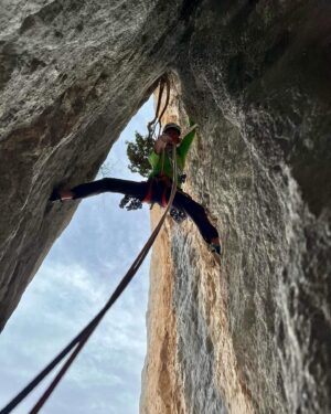 Nina Caprez Instagram - Sometimes it feels good to be back in the good old gypsy climbing lifestyle. Verdon gorges seems ideal! 4 days, 4 climbing routes and classics I had in mind since a while:
« Fete des nerfs, Ula, la demande »

Papa @jeremy_bernard_photography is at work, Lia’s making holidays at grand parents and mama Nina with au- paire @pauline.mhe moving on rocks all day in the sun.
Life is good. Crocs roses for ever!

#multipitchclimbing #verdonwithlove @petzl_official @arcteryx @scarpaspa