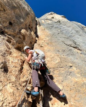 Nina Caprez Instagram - Sometimes it feels good to be back in the good old gypsy climbing lifestyle. Verdon gorges seems ideal! 4 days, 4 climbing routes and classics I had in mind since a while:
« Fete des nerfs, Ula, la demande »

Papa @jeremy_bernard_photography is at work, Lia’s making holidays at grand parents and mama Nina with au- paire @pauline.mhe moving on rocks all day in the sun.
Life is good. Crocs roses for ever!

#multipitchclimbing #verdonwithlove @petzl_official @arcteryx @scarpaspa