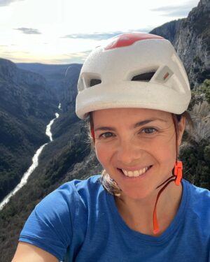 Nina Caprez Instagram - Sometimes it feels good to be back in the good old gypsy climbing lifestyle. Verdon gorges seems ideal! 4 days, 4 climbing routes and classics I had in mind since a while:
« Fete des nerfs, Ula, la demande »

Papa @jeremy_bernard_photography is at work, Lia’s making holidays at grand parents and mama Nina with au- paire @pauline.mhe moving on rocks all day in the sun.
Life is good. Crocs roses for ever!

#multipitchclimbing #verdonwithlove @petzl_official @arcteryx @scarpaspa