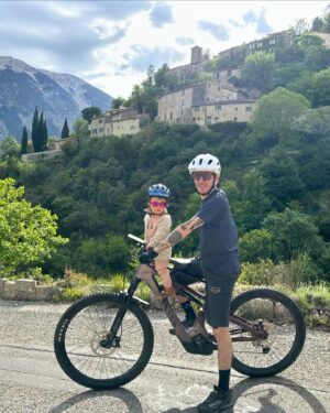 Nina Caprez Instagram - Some simple photos of a little family enjoying the outdoors.

🥰🥰🥰

@arcteryx @petzl_official @scarpa_world @hydroflask @gebana.official @julbo_eyewear @beyerbeans @namuk