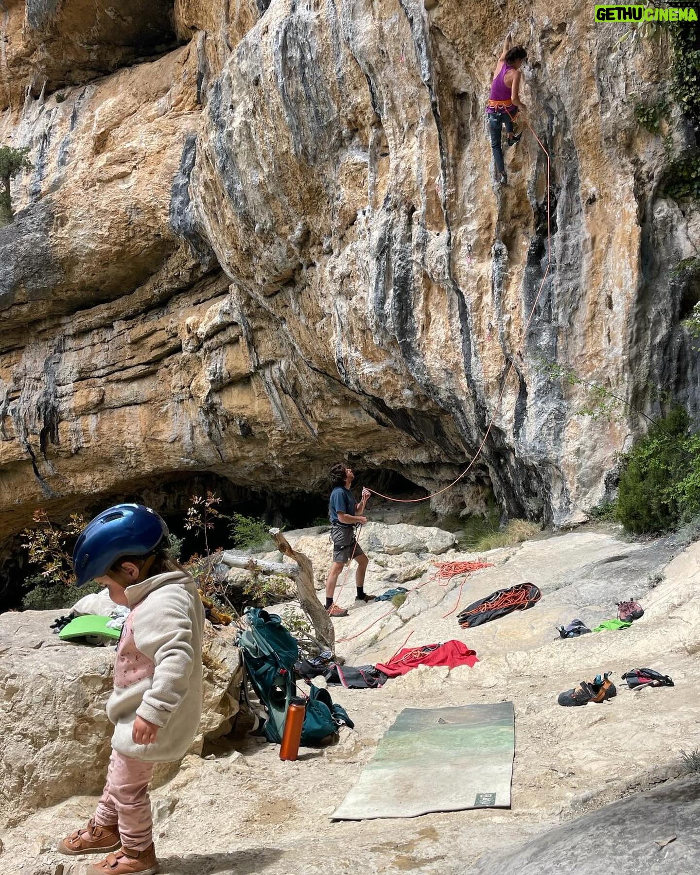 Nina Caprez - 14.2K Likes - Some simple photos of a little family enjoying the outdoors.
🥰🥰🥰
@arcteryx @petzl_official @scarpa_world @hydroflask @gebana.official @julbo_eyewear @beyerbeans @namuk