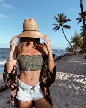 Nina Monteiro Instagram - Brisa do mar • Alma solar ✨

Pratas perfeitas dessa marca que eu sou fã, a @laplata_joias 🤍