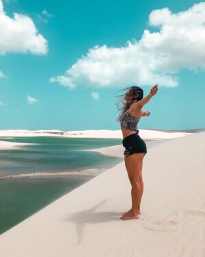 Nina Monteiro Instagram - O seu tempo de lagarta acabou... Voe! 🦋