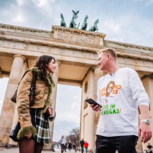 Nina Kaiser Instagram - Man unterhält sich, man isst Croissants, man lässt sich von @ninachuba durch Berlin kutschieren. Das ganze haben wir auch noch gefilmt und auf Youtube gestellt! Enjoy ♥️