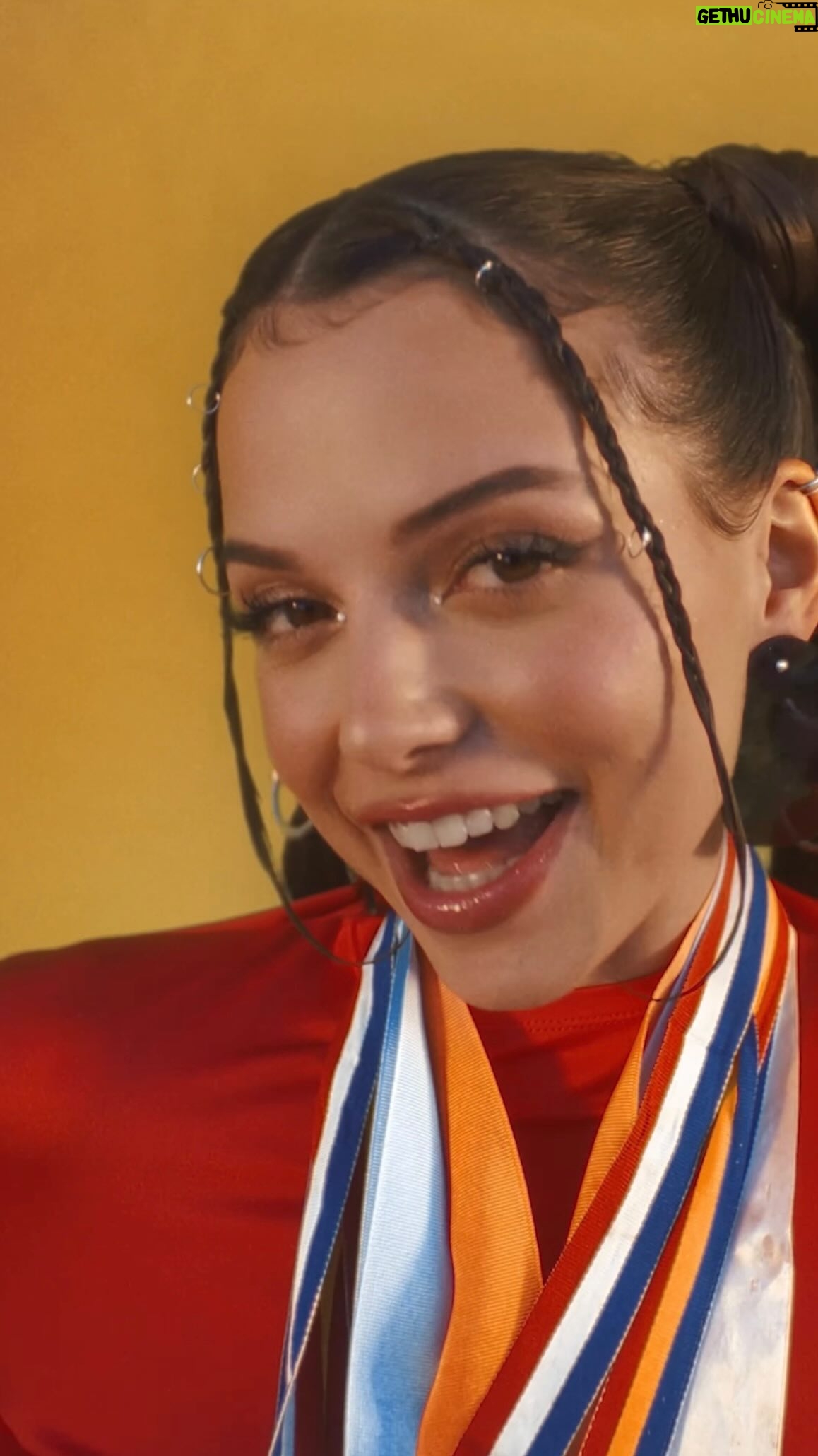 Nina Kaiser Instagram - NINA Video OUT NOW 🤝‼️ Wie finden wir es? Streaminglink in Bio 🧚