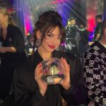 Nina Kaiser Instagram - Ich danke euch vom ganzen Herzen für die @1live Krone als „Beste Künstlerin 2023“. Ich sag euch ehrlich, ich hätte nicht damit gerechnet und freue mich deshalb umso mehr darüber. Ich küsse euch doch alle und freu mich euch hoffentlich in live nächstes Jahr wiederzusehen 💋