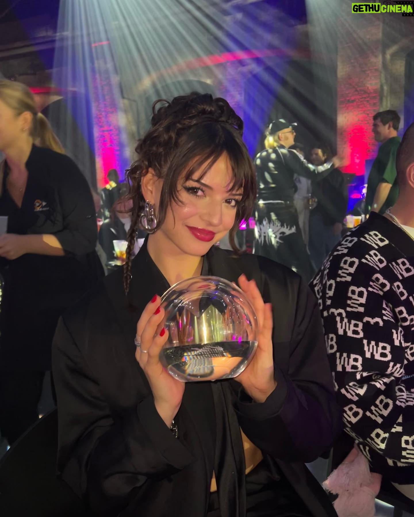 Nina Kaiser Instagram - Ich danke euch vom ganzen Herzen für die @1live Krone als „Beste Künstlerin 2023“. Ich sag euch ehrlich, ich hätte nicht damit gerechnet und freue mich deshalb umso mehr darüber. Ich küsse euch doch alle und freu mich euch hoffentlich in live nächstes Jahr wiederzusehen 💋