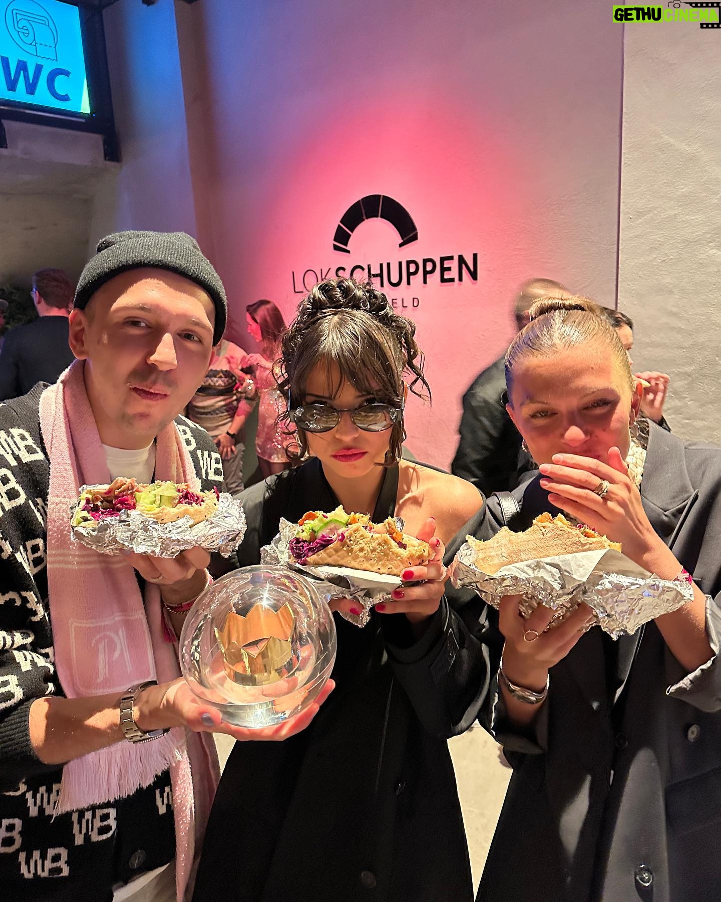 Nina Kaiser Instagram - Ich danke euch vom ganzen Herzen für die @1live Krone als „Beste Künstlerin 2023“. Ich sag euch ehrlich, ich hätte nicht damit gerechnet und freue mich deshalb umso mehr darüber. Ich küsse euch doch alle und freu mich euch hoffentlich in live nächstes Jahr wiederzusehen 💋