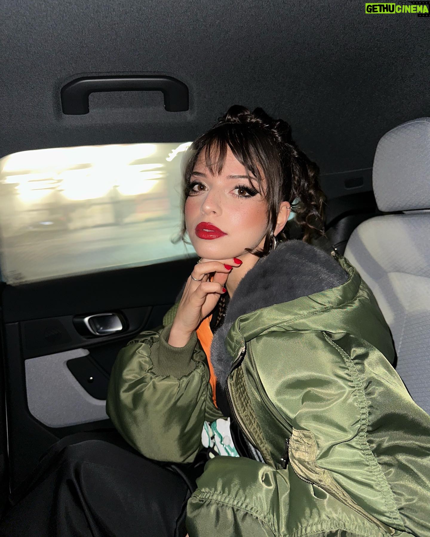 Nina Kaiser Instagram - Ich danke euch vom ganzen Herzen für die @1live Krone als „Beste Künstlerin 2023“. Ich sag euch ehrlich, ich hätte nicht damit gerechnet und freue mich deshalb umso mehr darüber. Ich küsse euch doch alle und freu mich euch hoffentlich in live nächstes Jahr wiederzusehen 💋