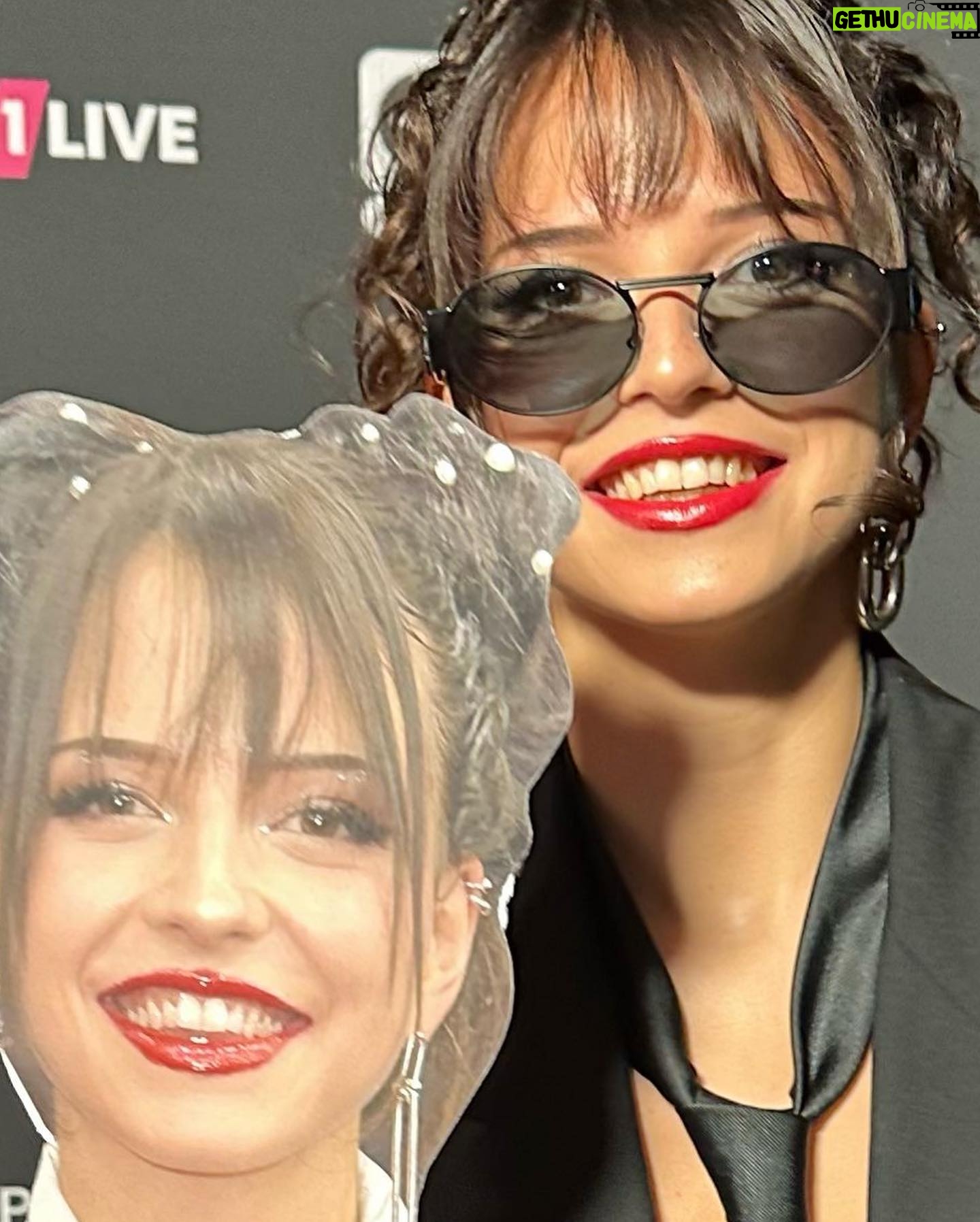 Nina Kaiser Instagram - Ich danke euch vom ganzen Herzen für die @1live Krone als „Beste Künstlerin 2023“. Ich sag euch ehrlich, ich hätte nicht damit gerechnet und freue mich deshalb umso mehr darüber. Ich küsse euch doch alle und freu mich euch hoffentlich in live nächstes Jahr wiederzusehen 💋
