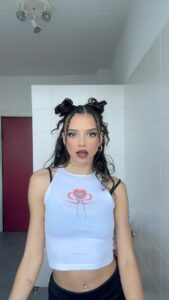 Nina Kaiser Instagram - Dieser Song kommt bald zu euch 🔜🔜🔜