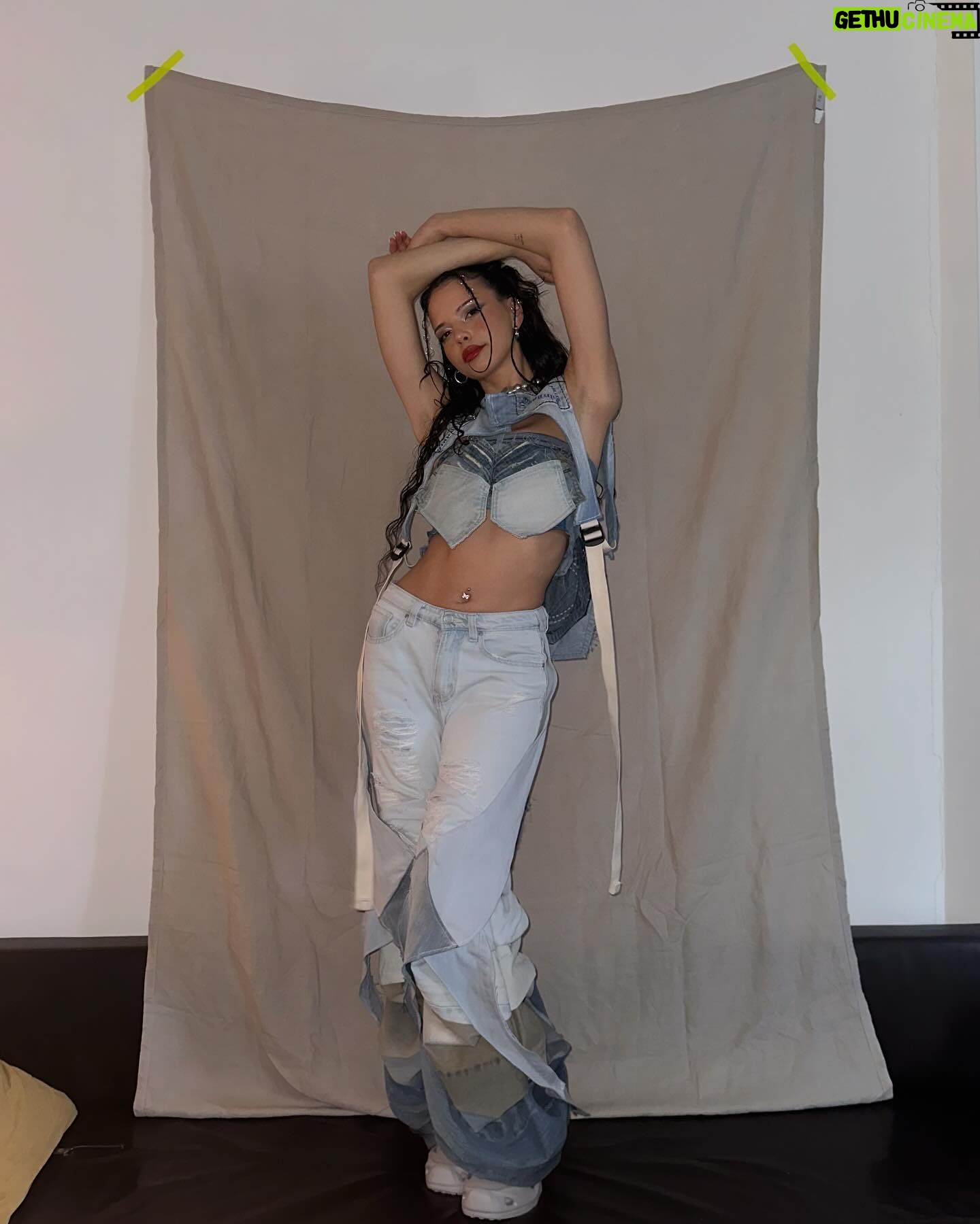 Nina Kaiser Instagram - Es ist eine jeanszeit 📸 @jakobmarwein