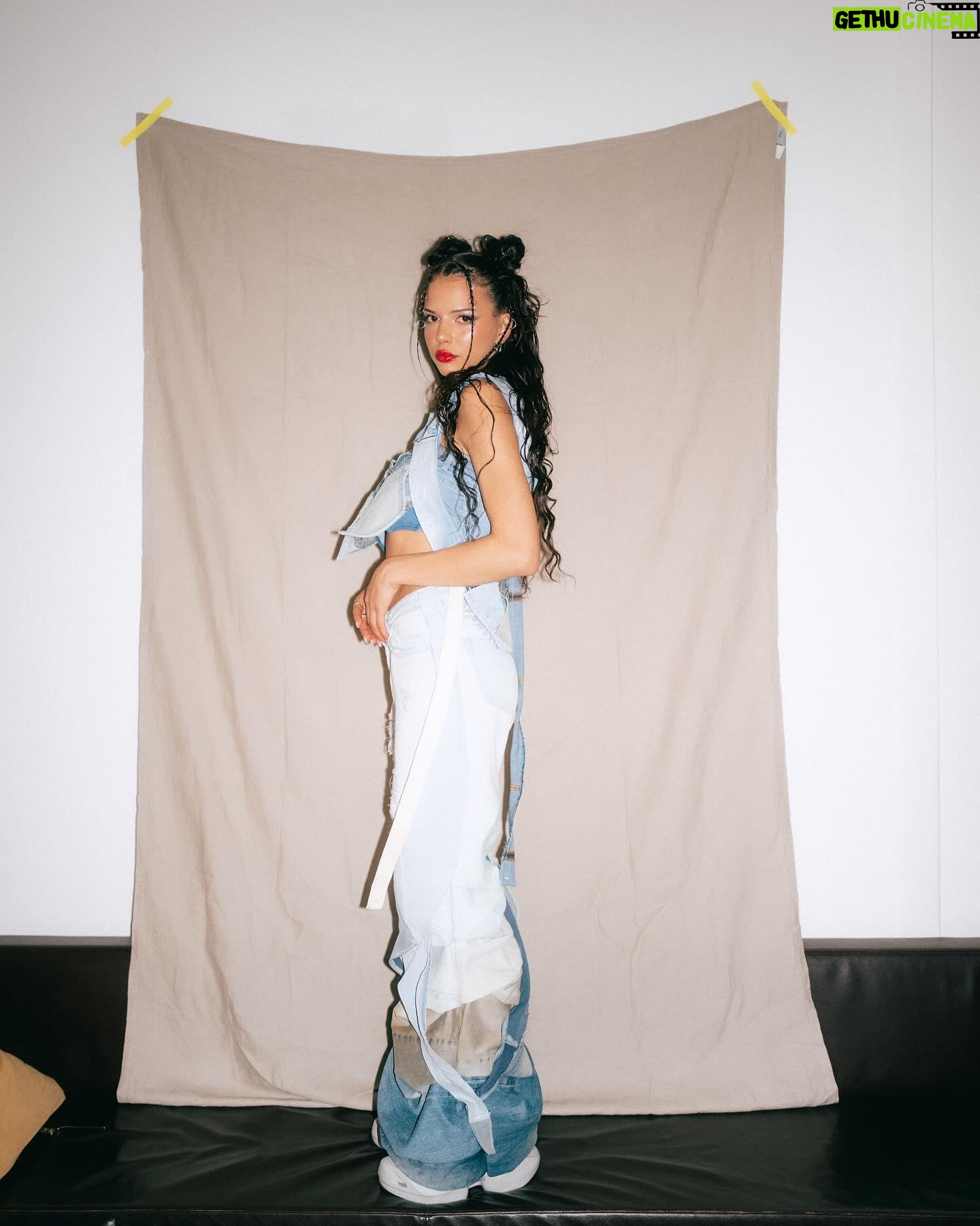 Nina Kaiser Instagram - Es ist eine jeanszeit 📸 @jakobmarwein