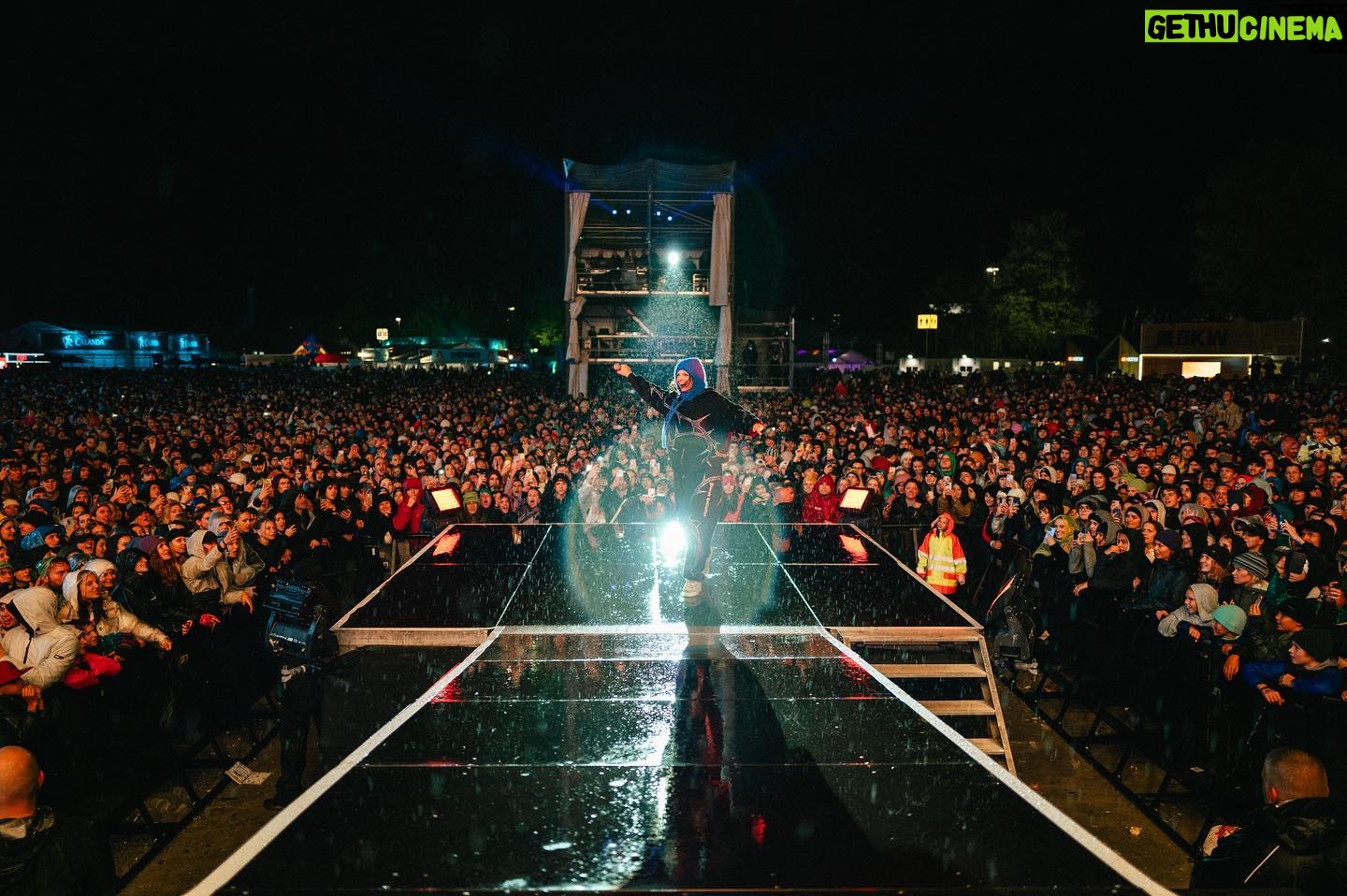 Nina Kaiser Instagram - Ein letztes Mal live dieses Jahr! Ich danke euch für diesen unvergesslichen Sommer und bin ganz traurig, dass es vorbei ist. ABER NÄCHSTES JAHR GEHTS WIEDER LOS! Ich freu mich auf alles ❤️🧚🚀 📸 @jakobmarwein