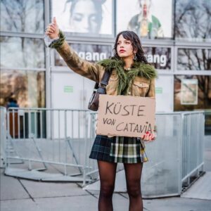 Nina Kaiser Instagram - Man unterhält sich, man isst Croissants, man lässt sich von @ninachuba durch Berlin kutschieren. Das ganze haben wir auch noch gefilmt und auf Youtube gestellt! Enjoy ♥️