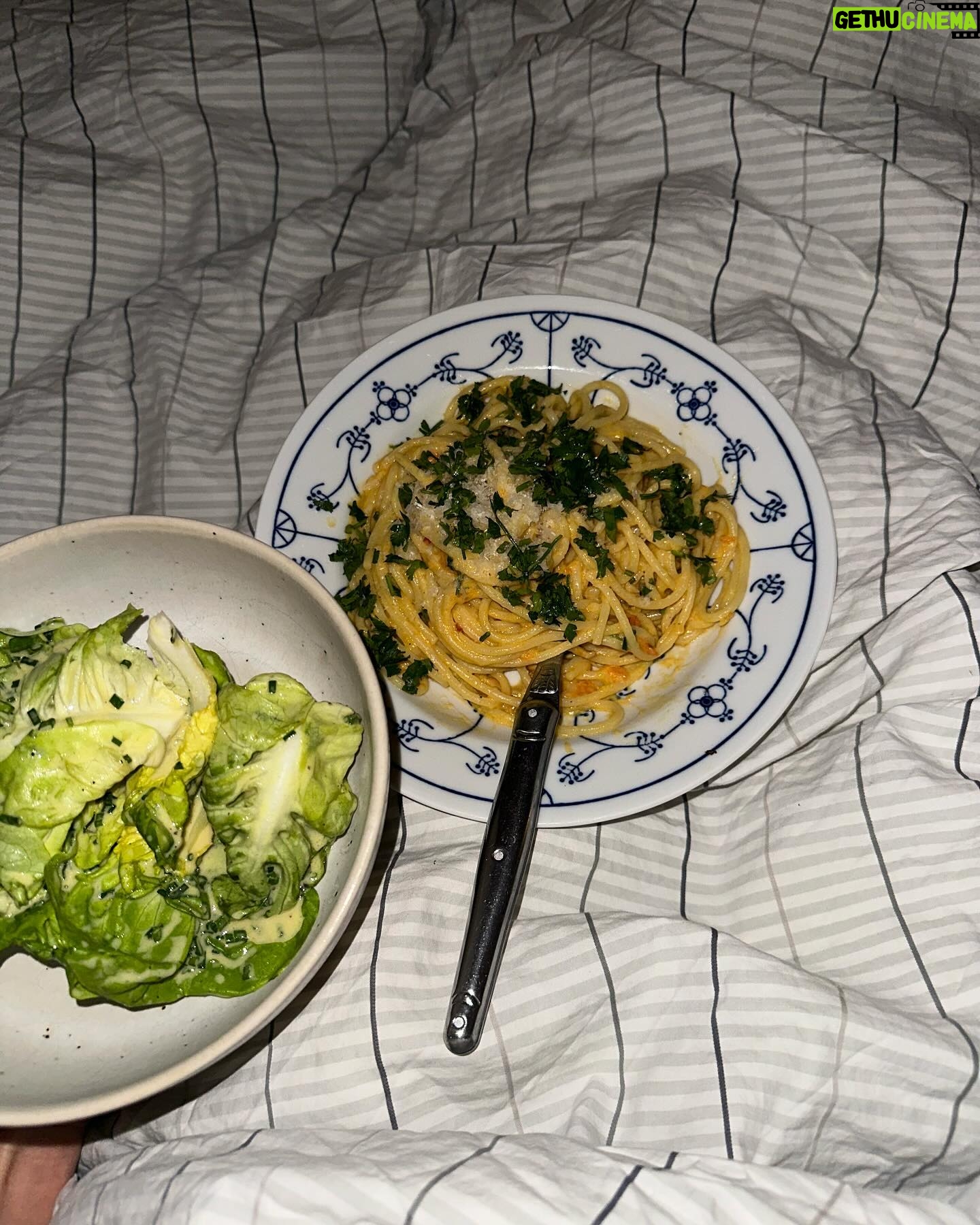 Nina Kaiser Instagram - Ja hallo ich bins lasst mich doch im bett meine pasta essen