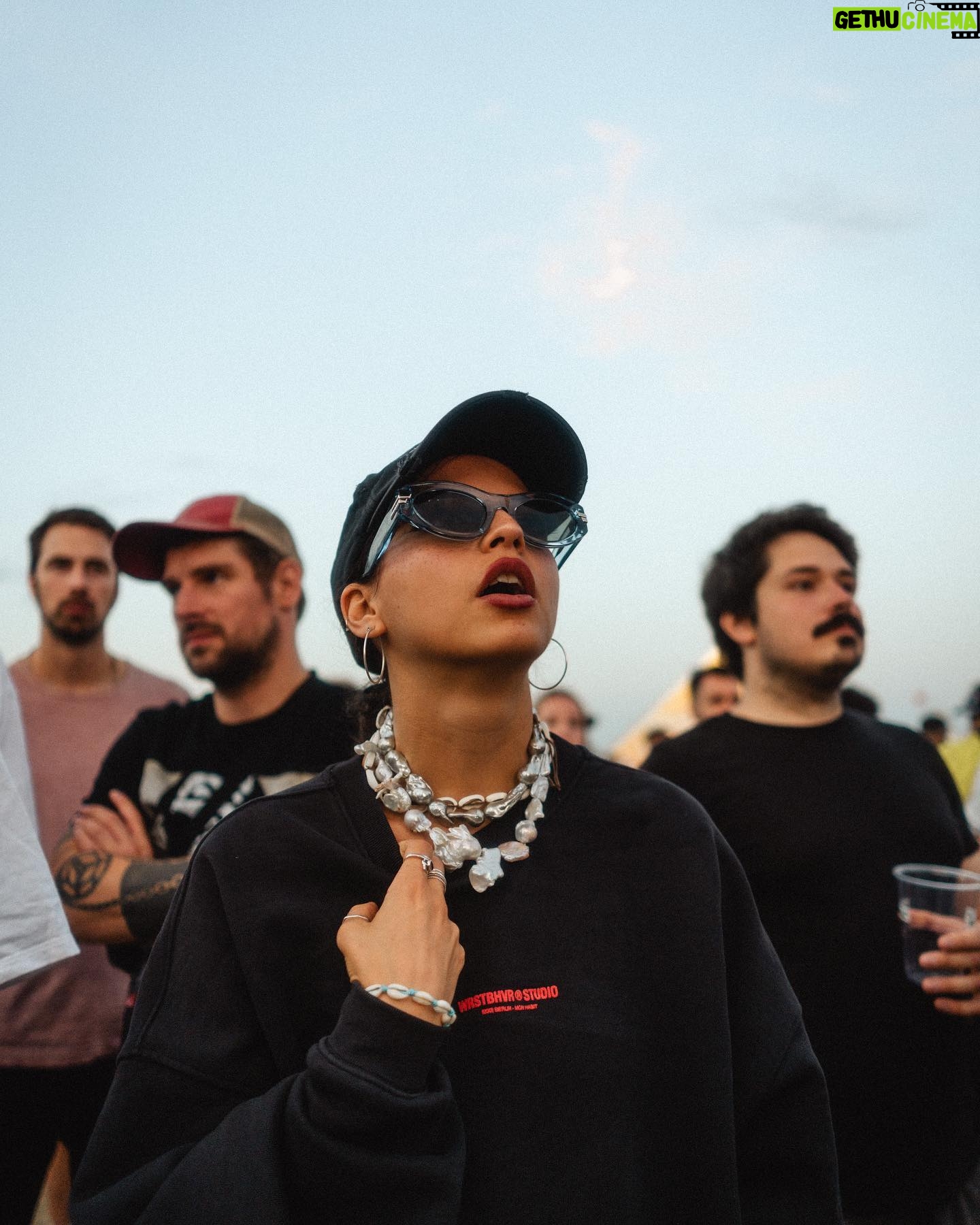 Nina Kaiser Instagram - AB JETZT sind die Tickets für meine Open Air Shows 2024 erhältlich. Seid schnell! Ich freu mich auf euch ❤️👍🏼🐠🧜♀️🧚🌹 Der Link ist in der Bio