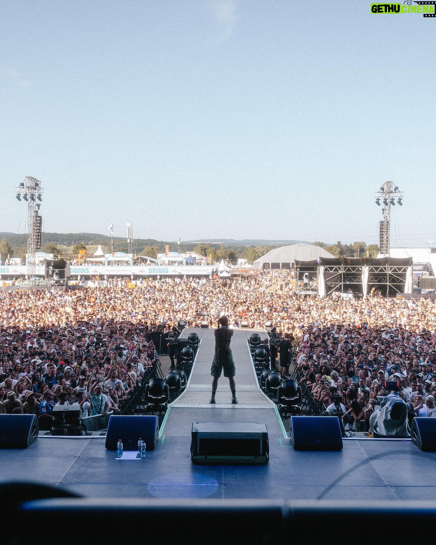 Nina Kaiser Instagram - AB JETZT sind die Tickets für meine Open Air Shows 2024 erhältlich. Seid schnell! Ich freu mich auf euch ❤️👍🏼🐠🧜♀️🧚🌹 Der Link ist in der Bio
