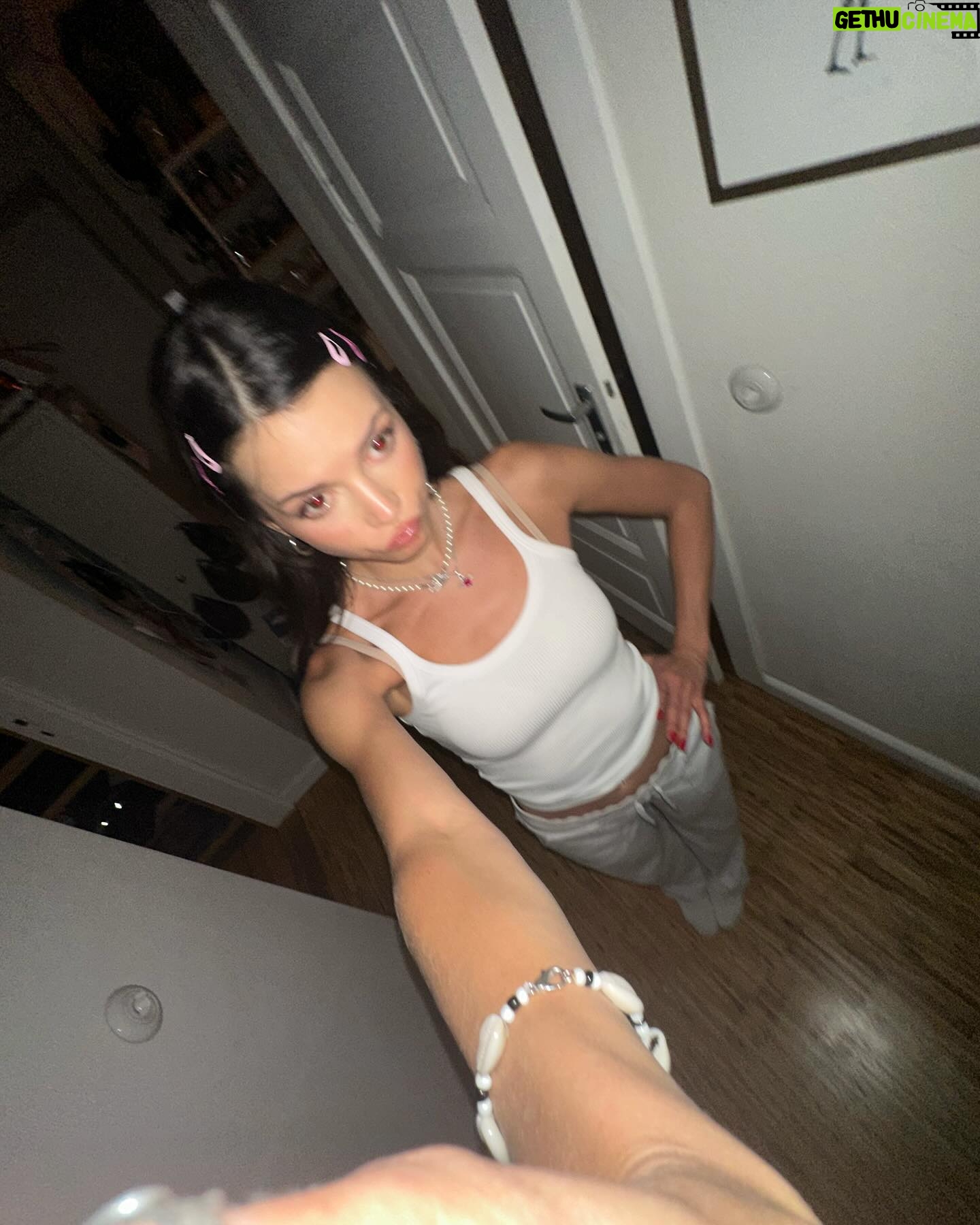 Nina Kaiser Instagram - Ja hallo ich bins lasst mich doch im bett meine pasta essen
