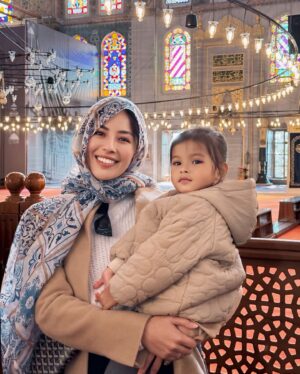 Nina Kozok Instagram - Selamat Hari Raya! Minal Aidin Wal Faidzin Mohon maaf lahir dan batin. For those of you celebrating we wish you a blessed Eid 🩵