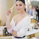 Nina Kozok Instagram – Celebrate this holiday season with @diorbeauty.

Had the most magical time at Les Tuileries Royal Garden, Carousel of Dreams.

Don’t miss this amazing pop up installation at Plaza Indonesia open till December 17th!

You can discover the limited-edition festive gifts at all Dior Beauty Boutiques, Counters, Plaza Indonesia Podium and Online at www.dior.com/en_id/beauty/.

#DreamInDior #DiorHoliday